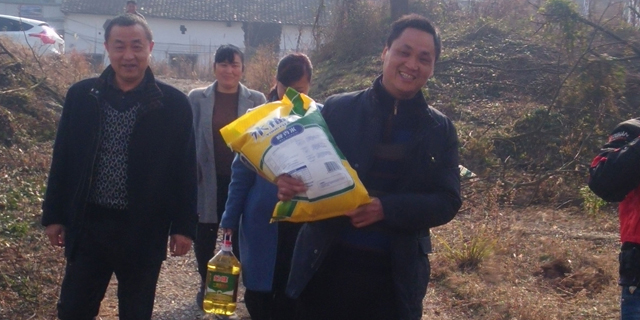 這個(gè)冬天不太冷，扶貧慰問(wèn)情意濃