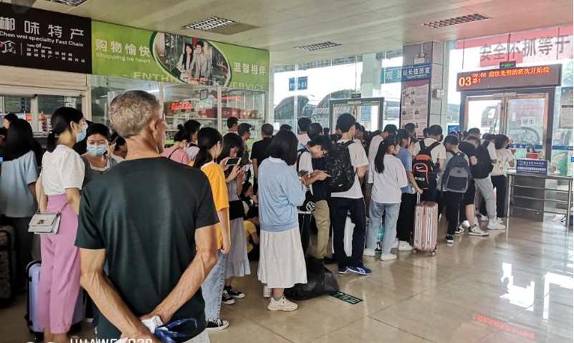 郴汽集團桂陽分公司迎來“端午節(jié)”假期返程高峰